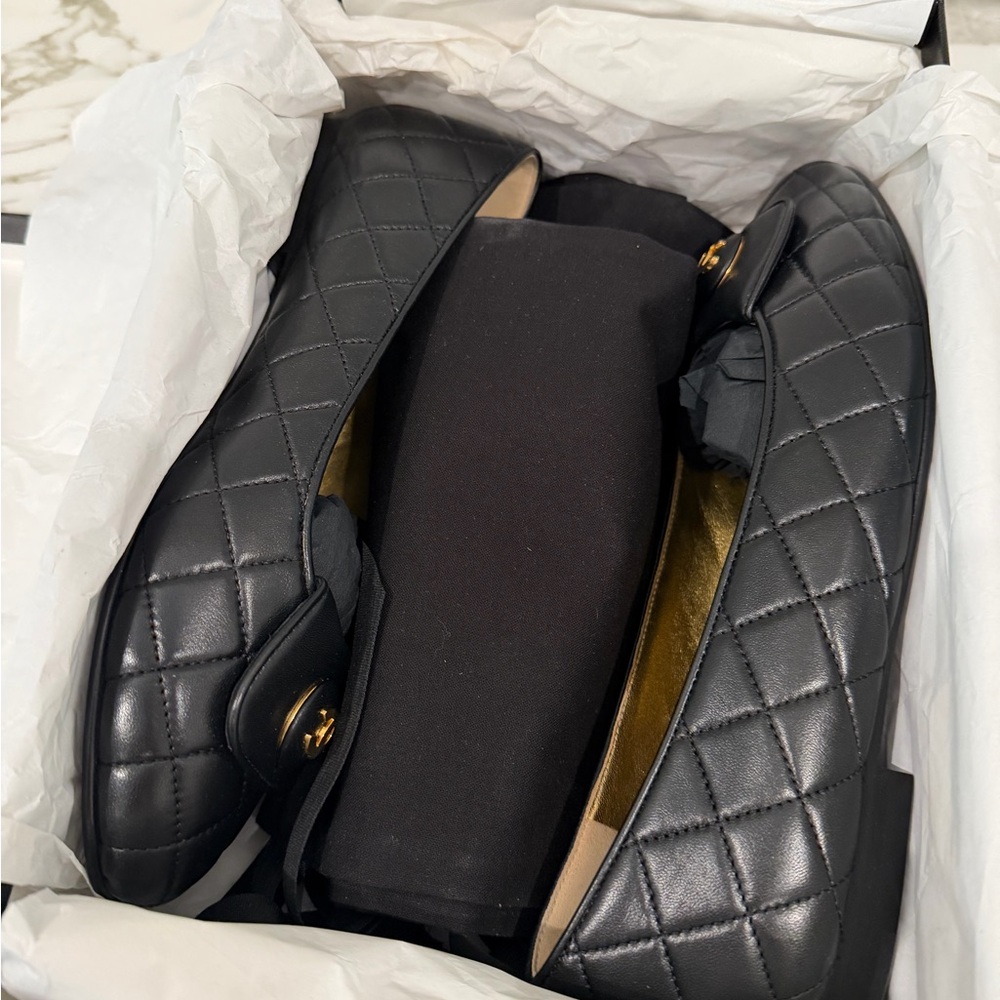 CHANEL Black quilted flats